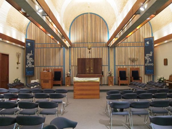 1200px-Interior_of_Aloha_Jewish_Chapel_on_Joint_Base_Pearl_Harbor-Hickam