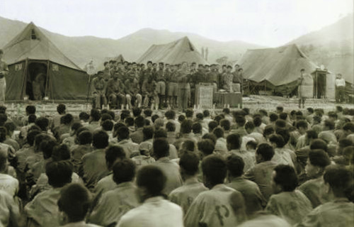 U.S. native Rev. Harol Voelkel (Korean name: Ok Ho-yeol) holds a worship service together with communist soldiers at the war prisoners camp in Geoje-do, February 1951.